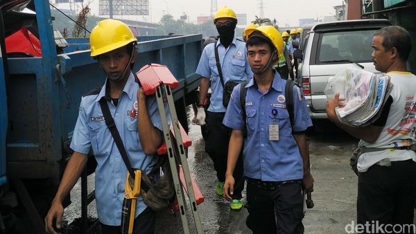 PLN Putus Sambungan Listrik di Kalijodo
