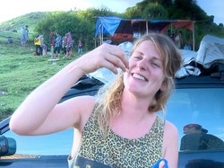 Ketika Turis Asing Nyebur dan Makan Cacing Nyale