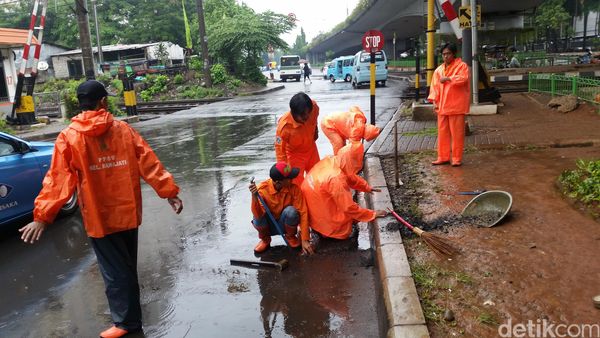Aksi Pasukan Oranye Hilangkan Genangan Air