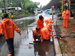 Sigapnya Pasukan Oranye Hilangkan Genangan Air di Kalibata