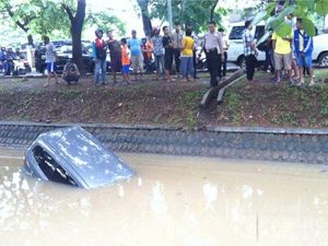 Grand Livina yang Disopiri Ibu Ini Nyemplung ke Kali di Tangerang
