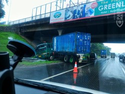 Truk Tergelincir di KM 17 Jakarta Arah Cikampek, Lalin Lancar