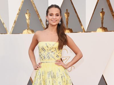 Alicia Vikander Cantik Bergaun Kuning di Red Carpet Oscar 2016