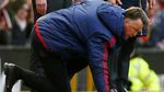 Aksi Diving Van Gaal di Laga MU vs Arsenal
