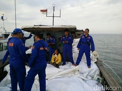 Polisi Tangkap Kapal Pembawa Pakaian Bekas dari Malaysia, 5 Orang Diamankan