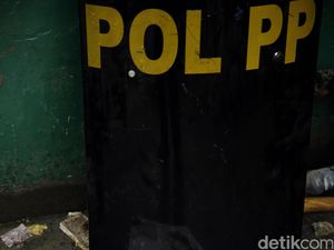 Satpol PP Segel Ruko Gudang Miras di Jambi Usai Digerebek FPI Satpol PP Segel Ruko Gudang Miras di Jambi Usai Digerebek FPI