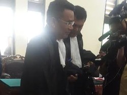 Divonis 10 Tahun Penjara, Agus Berlutut Menangis di Kaki Hotman Paris