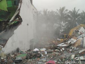 Hanya Butuh 1 Jam untuk Runtuhkan Kafe Megah Daeng Aziz