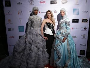 Foto: Fashion Show di Hollywood, Laura Muljadi dan Sarah Azka Diserbu Fans