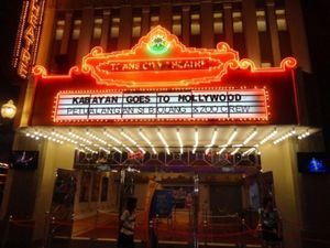 Menonton Perjuangan Cinta Si Kabayan ke Las Vegas