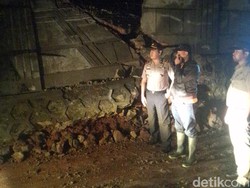 Tembok Sepanjang 20 Meter Ambruk, Jalan Dahlia Bintaro Tak Bisa Dilewati
