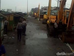 Alat-alat Berat Sudah Siap Gempur Kalijodo Alat-alat Berat Sudah Siap Gempur Kalijodo