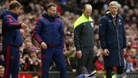 Diving Van Gaal itu terjadi hanya beberapa meter dari posisi Arsene Wenger berdiri. Jason Cairnduff/Reuters/detikFoto.