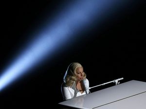 Haru dan Syahdu, Lady Gaga Sukses Hipnotis Panggung Oscar 2016