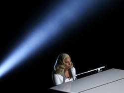Haru dan Syahdu, Lady Gaga Sukses Hipnotis Panggung Oscar 2016