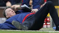 Aksi Diving Van Gaal di Laga MU vs Arsenal