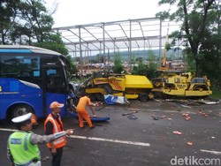 Pecah Ban, APTB Jurusan Bogor Tabrak Bulldozer di KM 33 Tol Jagorawi