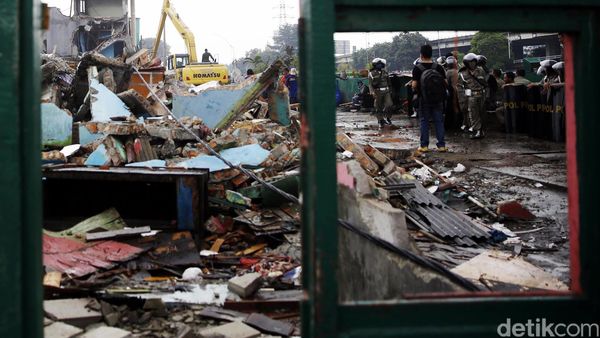 Alat Berat Porak-porandakan Kalijodo