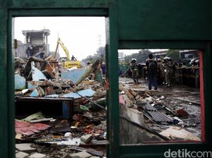 Alat Berat Porak-porandakan Kalijodo