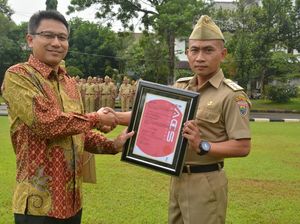 Bupati Batang Terima Penghargaan ISO 27001 karena Bisa Amankan Data Warga Bupati Batang Terima Penghargaan ISO 27001 karena Bisa Amankan Data Warga