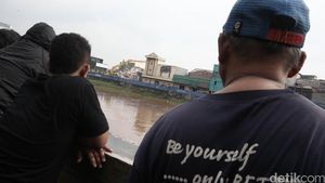 Warga Tonton Penertiban Kalijodo