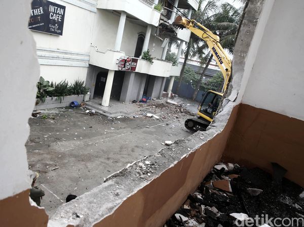Alat Berat Hancurkan Kafe Daeng Aziz