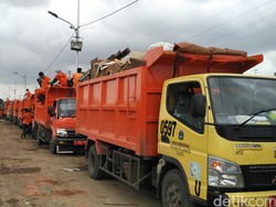 Puluhan Truk Bersihkan Sampah Bekas Bangunan di Kalijodo
