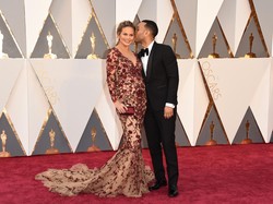 Hamil, Bokong Chrissy Teigen Dipenuhi Stretch Mark