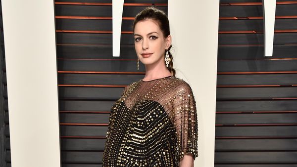 Hamil Tua, Anne Hathaway Menawan di Pesta Oscar Vanity Fair