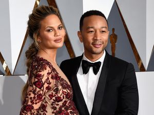 Chrissy Teigen dan John Legend Tak Akan Sembunyikan Anak dari Publik