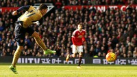  Mesut Oezil melepaskan tendangan yang berbuah gol ke gawang Manchester United di menit ke-69. Jason Cairnduff/Reuters/detikFoto.
