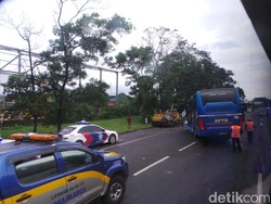 Bus APTB yang Tabrak Bulldozer di Jagorawi Sudah Dievakuasi, Lalin Lancar