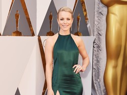 11 Selebriti Cantik yang Pernah Bekerja Jadi Pelayan