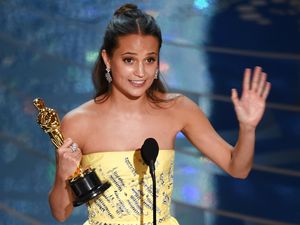 Alicia Vikander Berkaca-kaca Raih Oscar Pertama