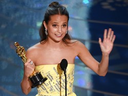 Alicia Vikander Berkaca-kaca Raih Oscar Pertama