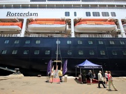 MS Rotterdam Sandar di Pelabuhan Tanjung Perak, Turis Asing Serbu Surabaya