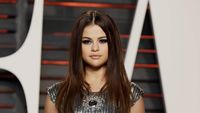 Tidak Seksi, Selena Gomez Lebih Tertutup di Pesta Oscar Vanity Fair 2016