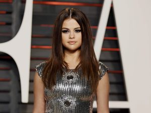 Tidak Seksi, Selena Gomez Lebih Tertutup di Pesta Oscar Vanity Fair 2016 Tidak Seksi, Selena Gomez Lebih Tertutup di Pesta Oscar Vanity Fair 2016