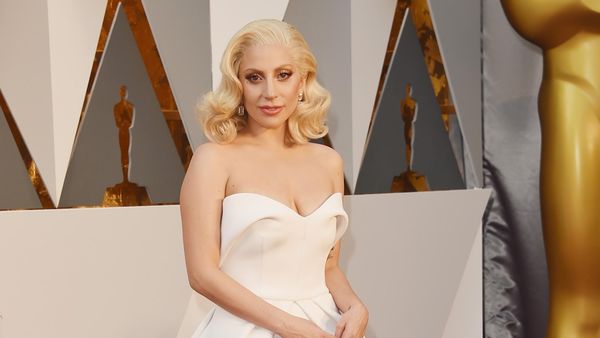 Lady Gaga Anggun Bergaun Putih di Oscar 2016
