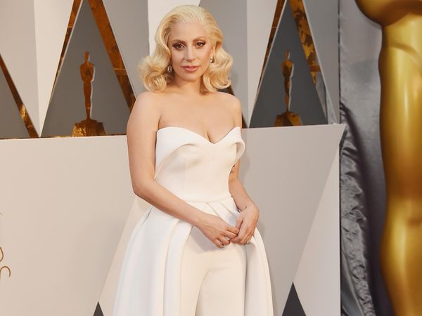 Lady Gaga Anggun Bergaun Putih di Oscar 2016