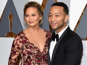 Hamil Besar, Chrissy Teigen Tetap Seksi di Oscar