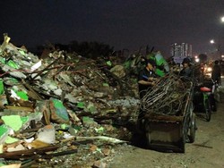 Kalijodo Tamat, para Tukang Loak dan Besi Mulai Mengais Rezeki