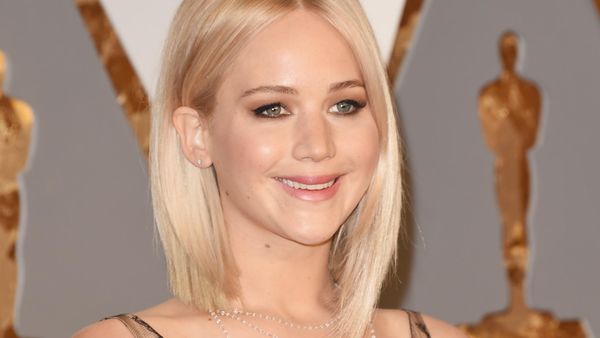 Jennifer Lawrence Cantik Bergaun Renda di Red Carpet Oscar 2016