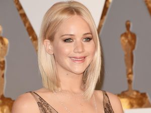 Jennifer Lawrence Cantik Bergaun Renda di Red Carpet Oscar 2016