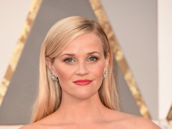 Reese Witherspoon dan Tina Fey Tampil Nyaris Kembar di Oscar 2016