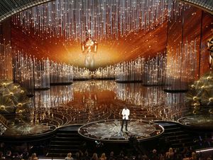 Kue Kering di Tangan Kulit Hitam