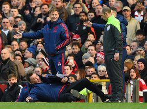 Dan Van Gaal pun Diving di Pinggir Lapangan