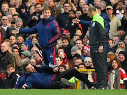 Dan Van Gaal pun Diving di Pinggir Lapangan