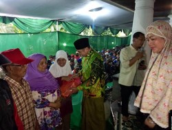 Keceriaan Pengayuh Becak di Malang Saat Dapat Sembako dari Wali Kota Anton