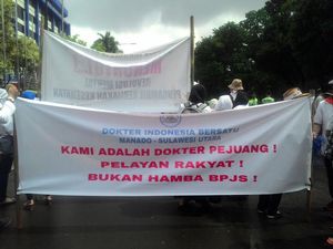 Demo Bawa Ambulans ke Istana, Ratusan Dokter Menyoal BPJS Demo Bawa Ambulans ke Istana, Ratusan Dokter Menyoal BPJS